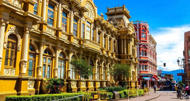 Levendige historische gebouwen sieren een zonnige voetgangersstraat in het centrum van San José.