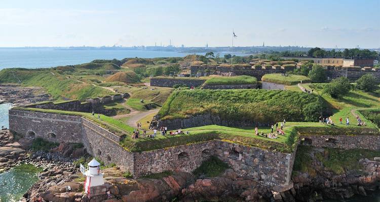 Vue aérienne des îles de la forteresse maritime de Suomenlinna à l'extérieur d'Helsinki avec des visiteurs explorant les remparts herbeux.
