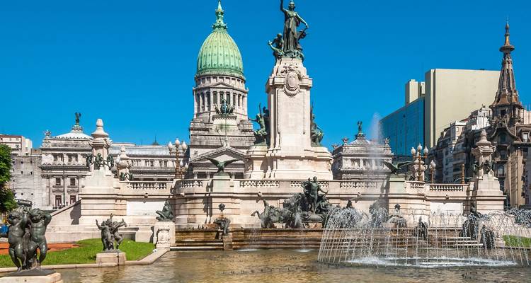 Fuente y estatuas frente al Congreso Nacional de Argentina con su cúpula verde en Buenos Aires.