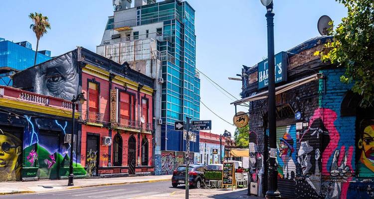 Arte callejero colorido y edificios eclécticos en el barrio trendy de Palermo en Buenos Aires.