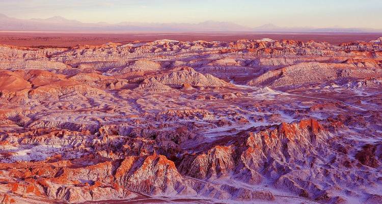 Las crestas de tonos pastel de otro mundo del Valle de la Luna extendiéndose a través del Desierto de Atacama al atardecer.