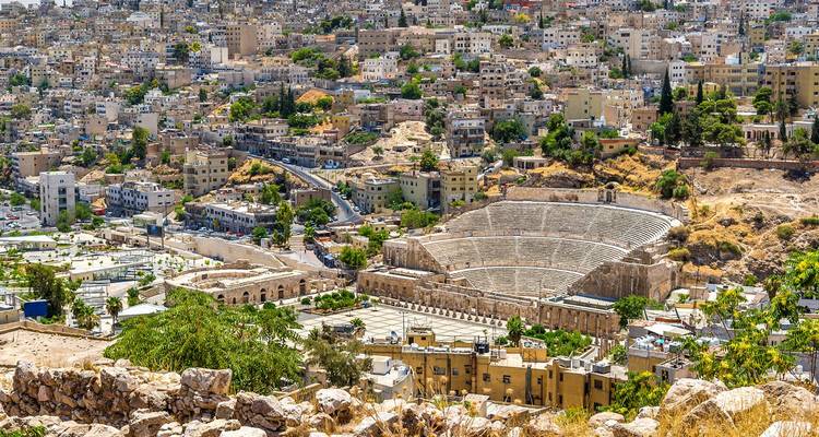 Panoramisch uitzicht over Amman met het oude Romeinse theater prominent in het midden