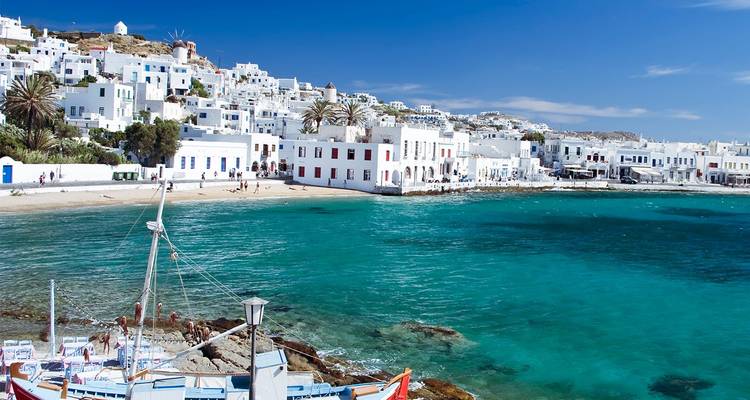 Charmante Mykonos waterfront met witte kubusvormige huizen, taverna's en turquoise water onder een helder lucht