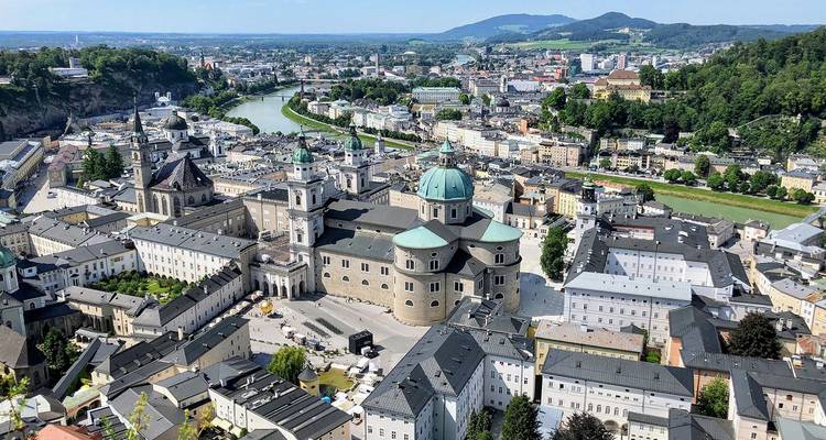 Vue aérienne du centre historique de Salzbourg avec la rivière Salzach, la cathédrale aux dômes et les montagnes environnantes
