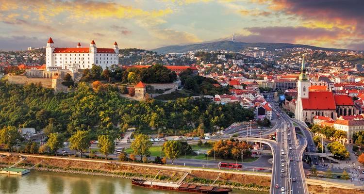 Vue surélevée du château de Bratislava, de la cathédrale Sainte-Martin et du Danube au crépuscule