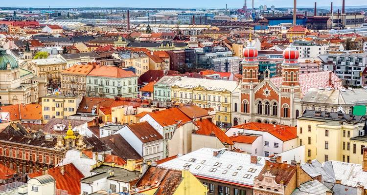 Tejadillos coloridos y la sinagoga gemela con cúpulas de Pilsen visto desde arriba