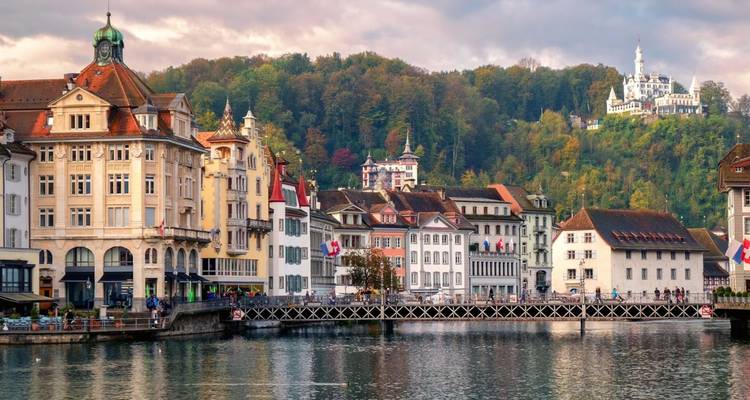 Les bâtiments historiques du front de mer et la zone du Pont de la Chapelle à Lucerne le long de la rivière.