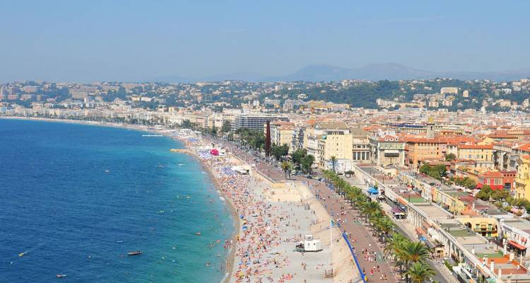 Panoramisch uitzicht over Nice met zijn lange kiezelstrand en levendige mediterrane stadssfeer.