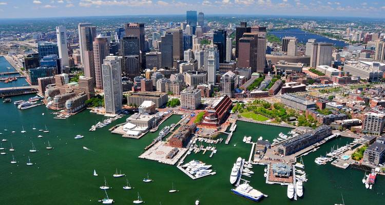 Panorama de gran angular del horizonte de la bahía de Boston y su concurrido puerto lleno de botes bajo un cielo despejado.