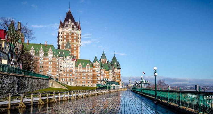 El icónico Château Frontenac se eleva sobre el paseo de madera de la Terraza Dufferin en la ciudad de Quebec después de la lluvia.