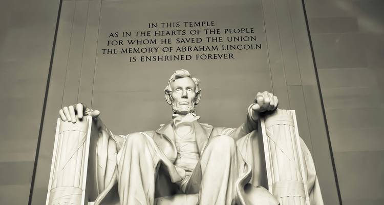 Marmorstatue von Abraham Lincoln im Sitzen im Lincoln Memorial mit geschnitzter Inschrift darüber