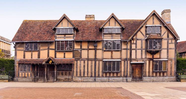 Casa de madera y entramado típica Tudor donde nació William Shakespeare en Stratford-upon-Avon en una tranquila mañana