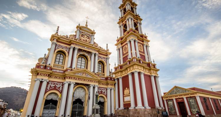 L'Iglesia San Francisco richement décorée en rouge et blanc et son clocher resplendissent à la lumière du soir à Salta.