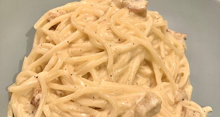 Creamy spaghetti carbonara close-up showing rich sauce and pancetta pieces