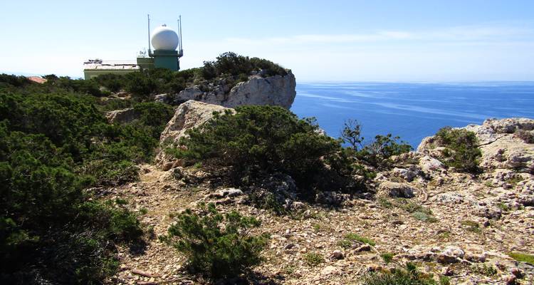 Radarstation auf felsiger Klippenkante mit weitläufigem Mittelmeer-Hintergrund.