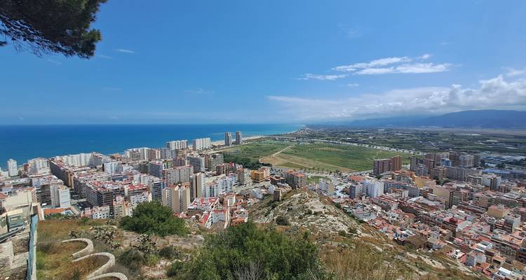 Vue panoramique sur la ville de Cullera, le littoral et la mer Méditerranée bleue depuis le sommet de la colline.