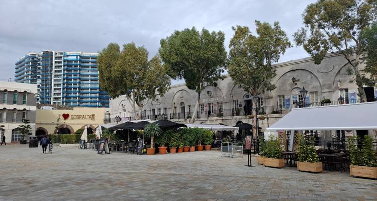Open plein in Gibraltar met cafés, moderne appartementen en een 'I Love Gibraltar'-bord