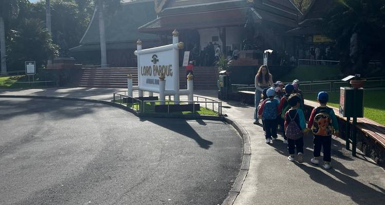 Des enfants d'école attendaient en file devant l'entrée du Loro Parque par une belle matinée ensoleillée.