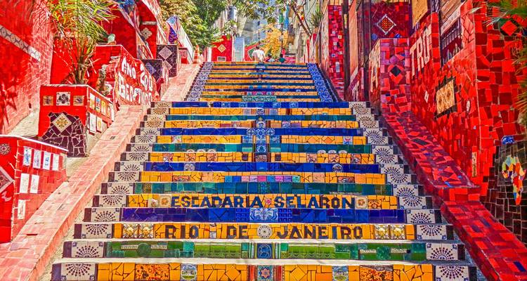 Les escaliers colorés Escadaria Selarón à Rio de Janeiro, ornés de carreaux brillants rouges, jaunes et bleus.
