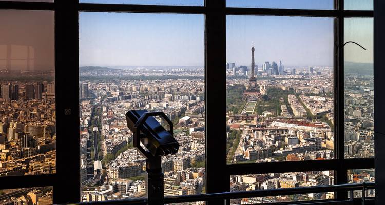 Panorama parisien encadré par des fenêtres d'observation avec un télescope de visualisation au premier plan et la Tour Eiffel en arrière-plan.