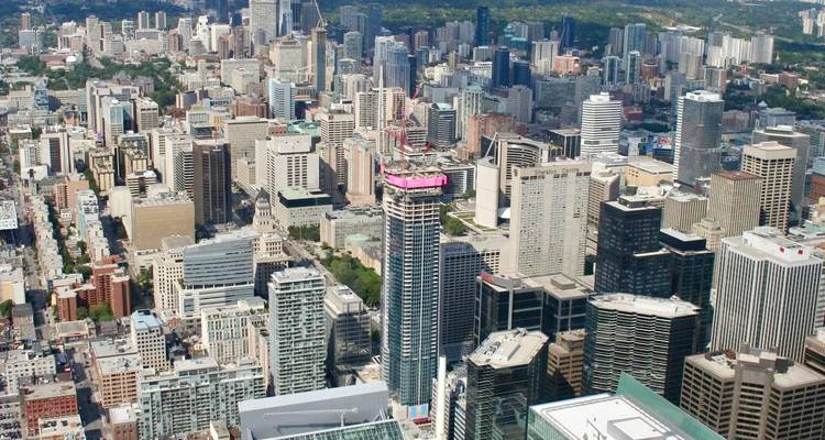 Vue aérienne de haute altitude du centre-ville dense de Toronto rempli de gratte-ciel et de rues.