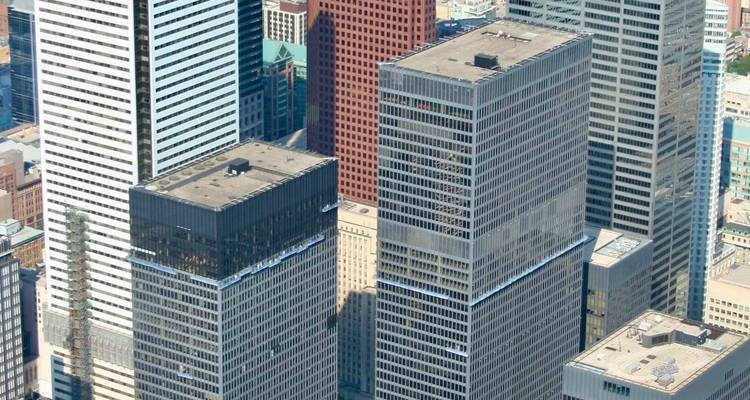 Vue aérienne rapprochée de gratte-ciel de bureaux modernes aux façades à motifs quadrillés dans le centre-ville de Toronto.
