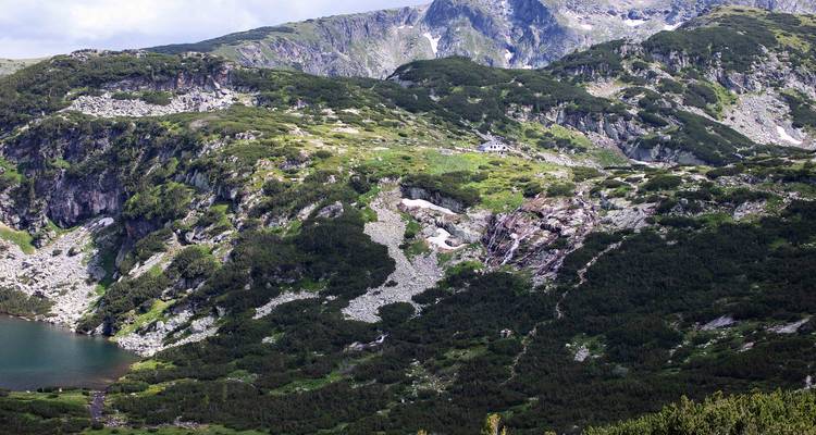 Les crêtes rocheuses et la végétation alpine s'étendent sur les pentes des montagnes de Rila.
