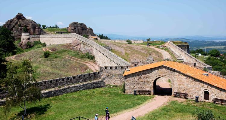 Vue aérienne des imposants murs en pierre et des portes de la forteresse de Belogradchik.