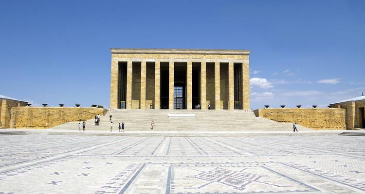 Weitwinkliger Blick auf das Anıtkabir-Mausoleum und den weitläufigen gekachelten Platz unter klarem blauem türkischem Himmel.