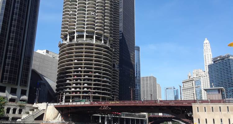 La tour cylindrique de Marina City et le pont enjambant la rivière Chicago par une belle journée.