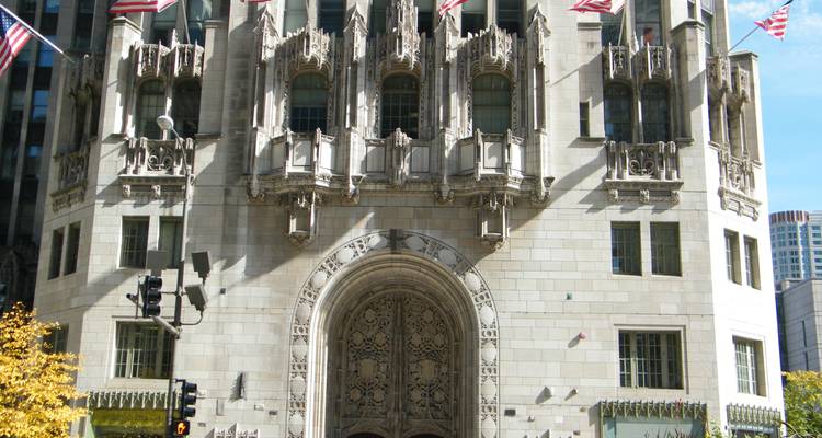 Entrée d'un bâtiment néo-gothique orné à Chicago décorée de drapeaux américains.