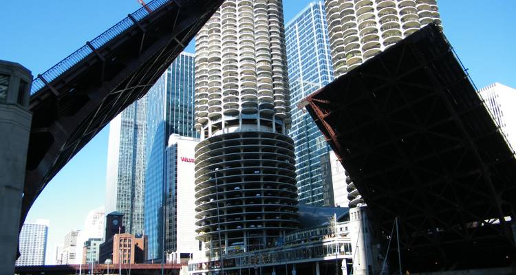 Les ponts basculants jumeaux levés à côté des tours rondes de Marina City avec la skyline moderne en arrière-plan.