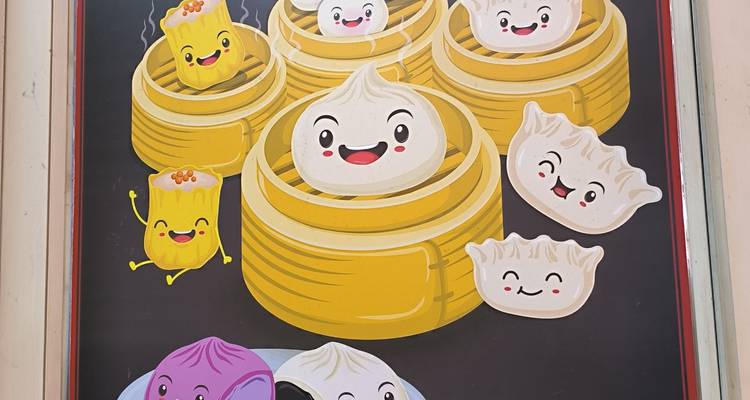 Cartel ilustrado adorable con bolitas de dim-sum sonrientes sobre un fondo negro.