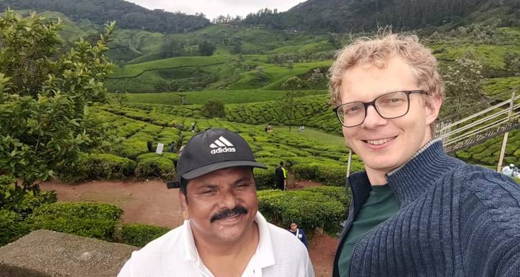 Selfie mit dem Fahrer inmitten der sanften grünen Teeplantagen von Munnar.