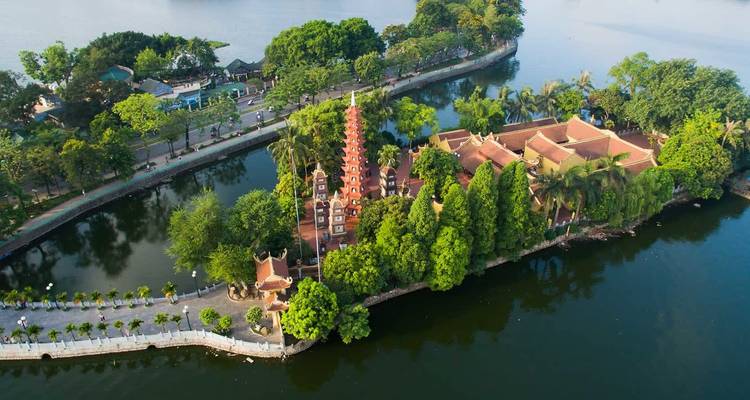 Vista aérea de la Pagoda Tran Quoc rodeada de árboles y agua en el Lago del Oeste en Hanoi.
