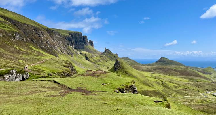 Les falaises vertes spectaculaires et les plateaux du Quiraing sous des ciels bleu éclatant sur l'île de Skye.