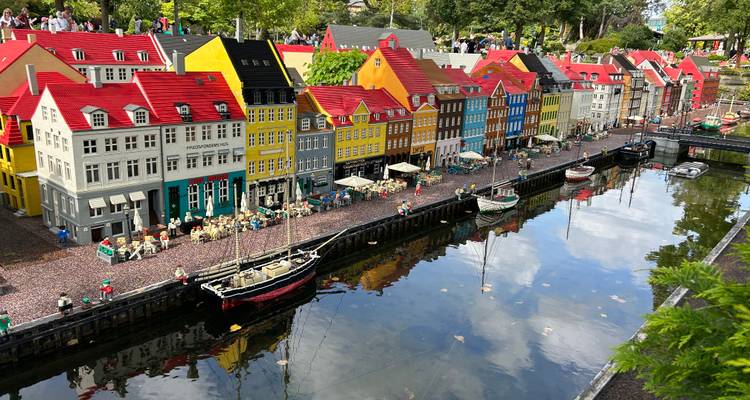 Uitgebreid LEGO-model van de Nyhavn-waterkant met kleurrijke gebouwen weerspiegeld in het kanaal.