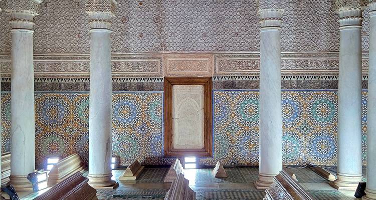 Interieur van Saadische Tombes met fraai mozaïekwanden, marmeren zuilen en koninklijke graven.