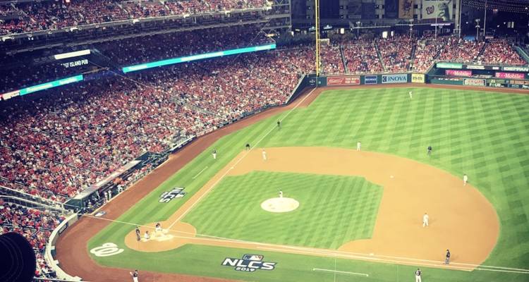 Vue panoramique du Nationals Park lors d'un match éliminatoire de baseball très achalandé