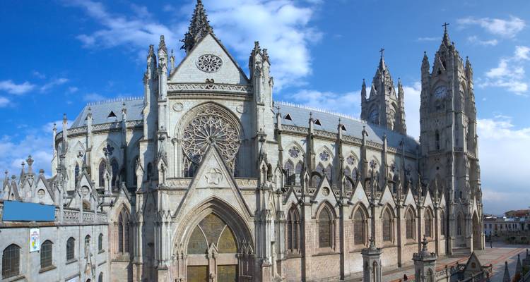 Basilique de style néo-gothique Basilica del Voto Nacional se dressant contre un ciel partiellement nuageux à Quito.