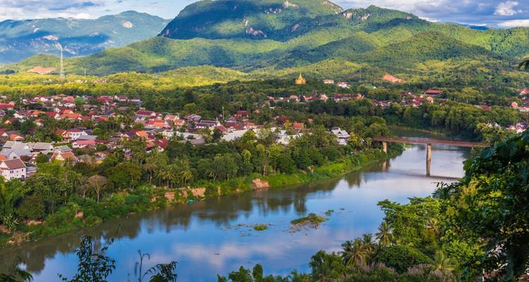Vista panorámica del pueblo de Luang Prabang, puente y río con las montañas verdes de fondo