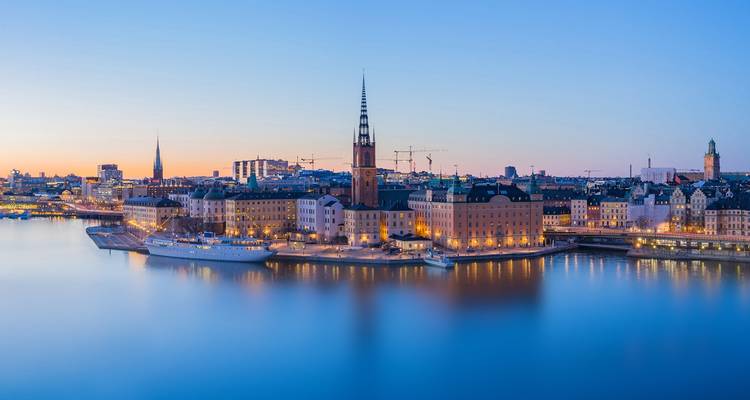 Blue-hour lange-sluitertijd panorama van Stockholms Riddarholmen afgetekend tegen een pastelkleurige lucht.