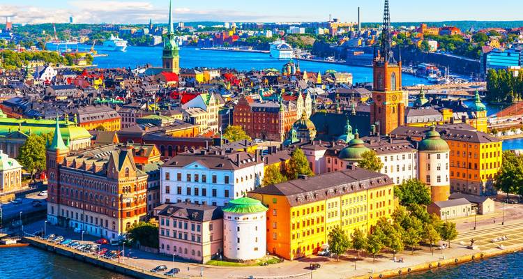 Vue aérienne lumineuse de la Gamla Stan de Stockholm et des voies navigables environnantes par une belle journée ensoleillée