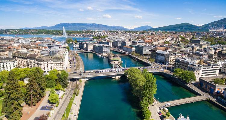 Luchtfoto van Genève met de Jet d'Eau, turquoise rivieren en verafgelegen alpentoppen.
