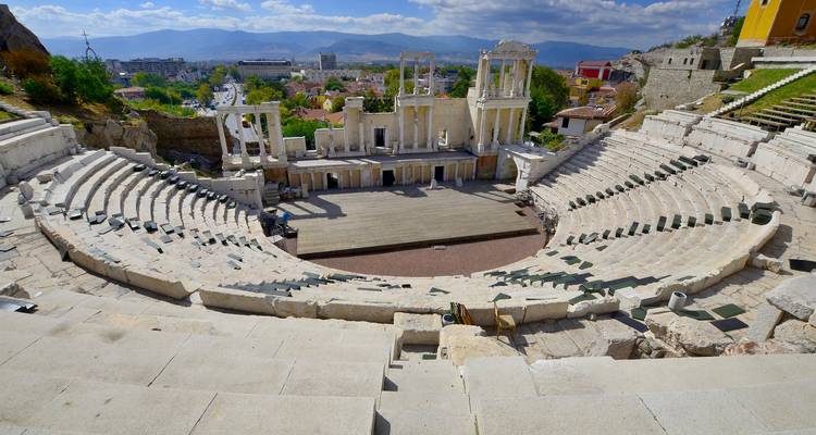 Antikes römisches Theater von Plovdiv mit gut erhaltenen Marmorsitzen und Stadtblicken darüber hinaus.