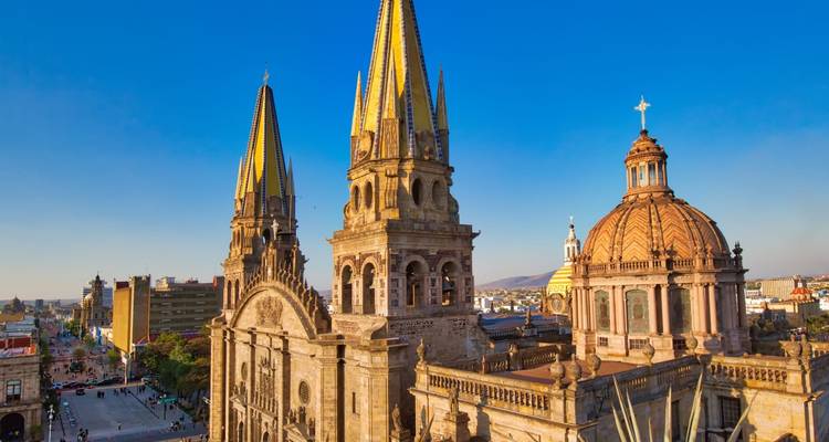 Nahaufnahme aus der Luft der kunstvollen Spitzen der Kathedrale von Guadalajara vor einem klaren blauen Himmel.
