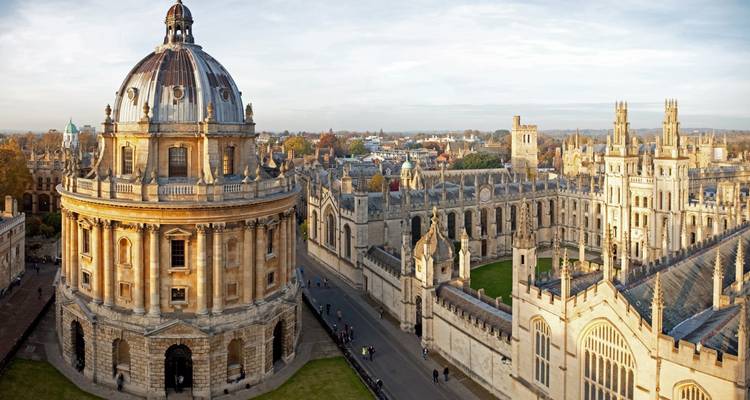 Panoramablick über Oxfords Radcliffe Camera und historische Colleges unter einem sanften Morgenhimmel.