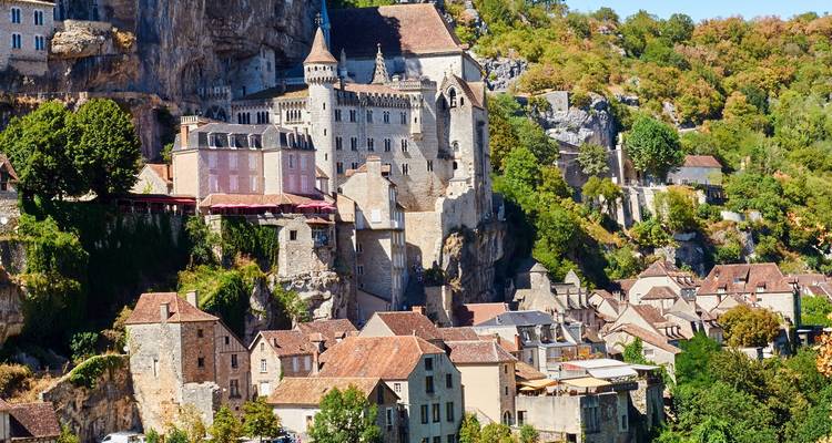 Pueblo espectacular en acantilado de Rocamadour con edificios de piedra medieval incrustados en la cara rocosa