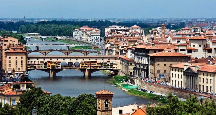 Die historische Ponte Vecchio überquert den Fluss Arno inmitten der Terrakottadächer von Florenz.