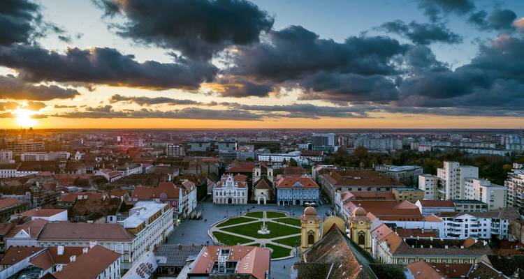Sonnenuntergangswolken über dem Unionplatz von Timisoara und barocken Gebäuden aus der Vogelperspektive.